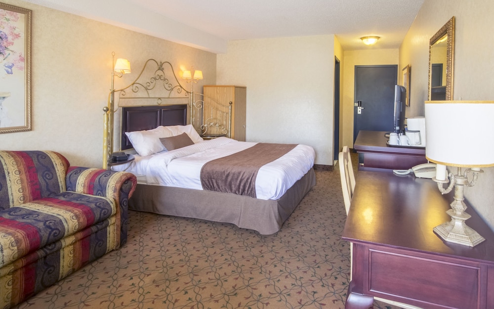 Economy Room, 1 Queen Bed with Sofa bed photo 3