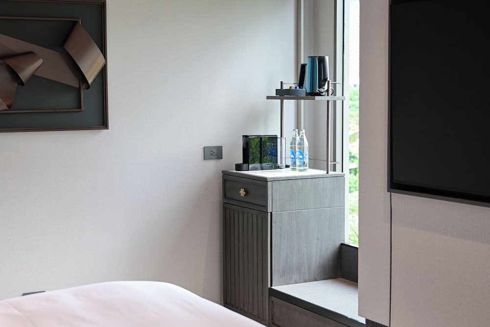 Premium Room, 1 King Bed, Club Lounge Access photo 2