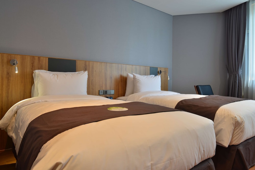 Standard Room, 2 Twin Beds, Accessible, Non Smoking (2 Japanese futons)