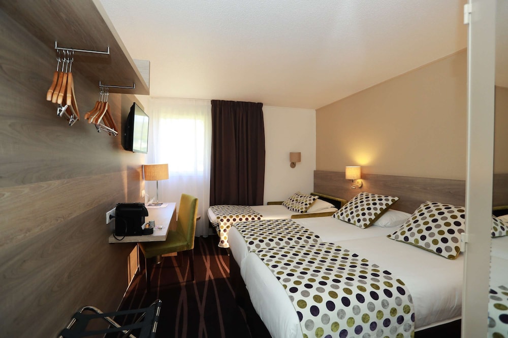 Family Room, 1 Queen Bed, Non Smoking, Bathtub (with Two Single SofaBeds) - Photo 1