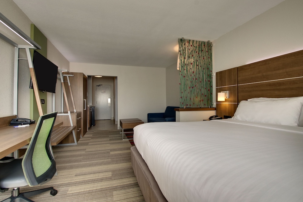 Suite, 1 King Bed, Non Smoking - Photo 3