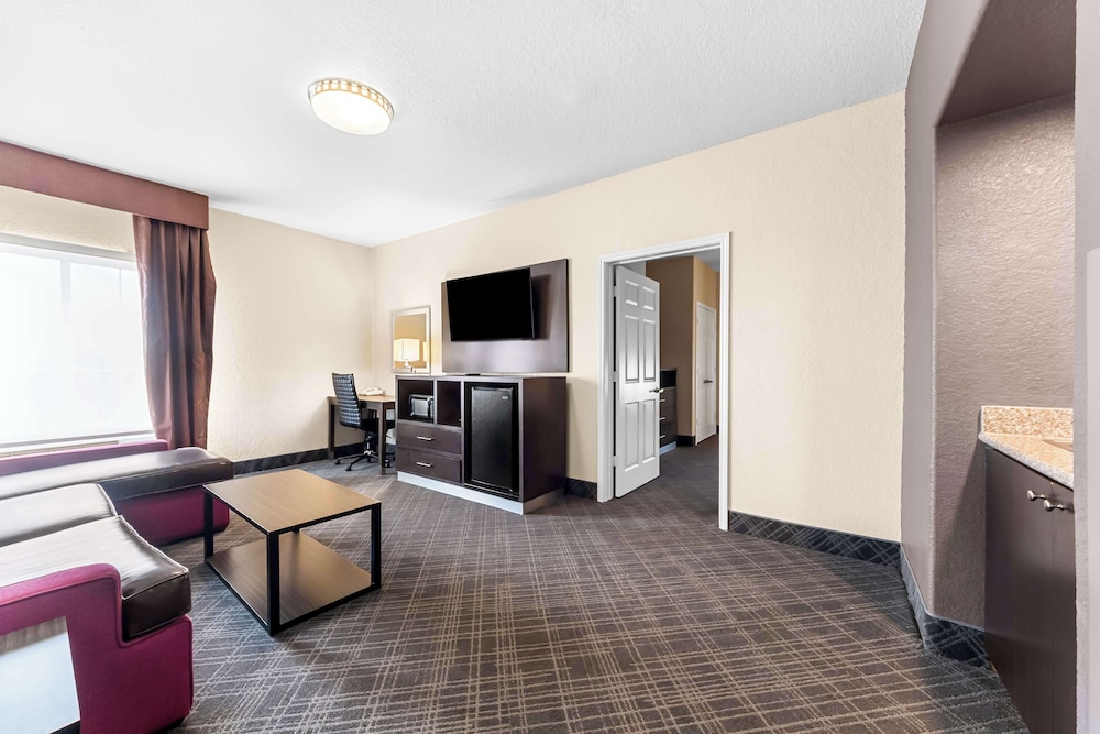 Suite, 1 King Bed, Non Smoking, Refrigerator & Microwave - Photo 2