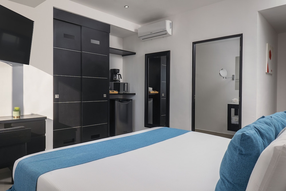 Economy Room, 1 King Bed, Non Smoking photo 3