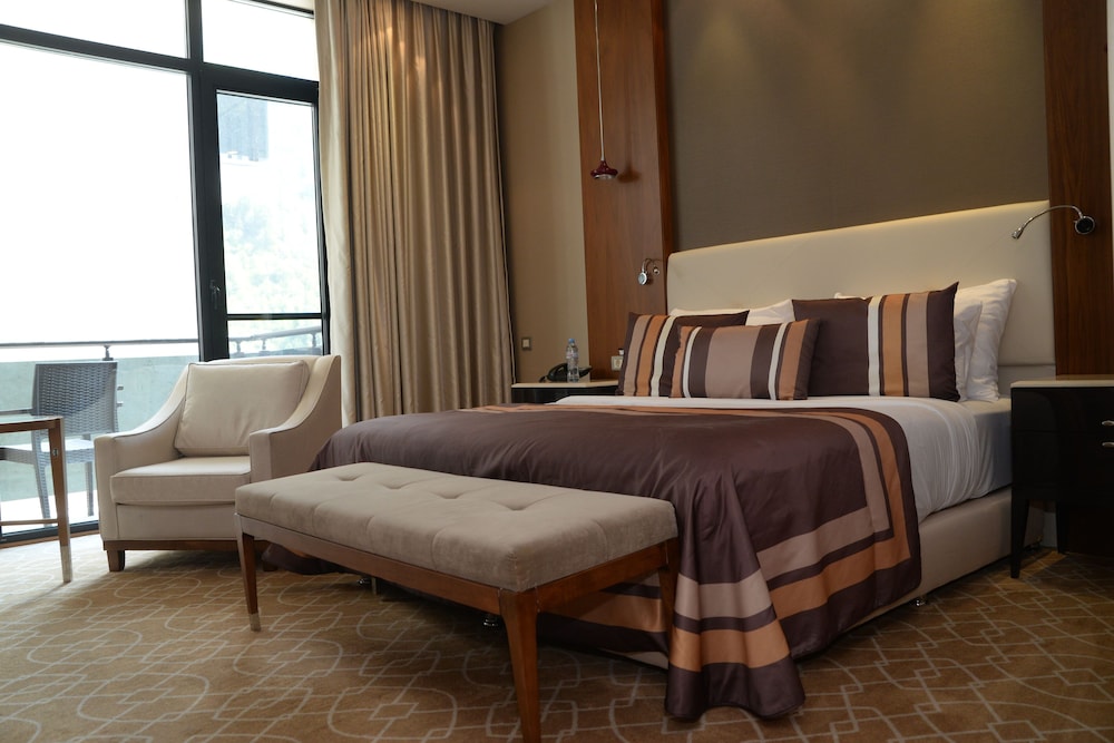 Economy Room, 1 King Bed photo 2