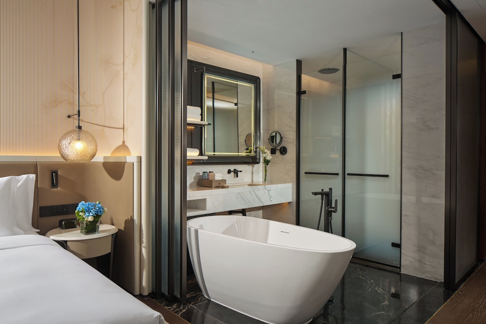 Premium Room, 1 King Bed photo 3