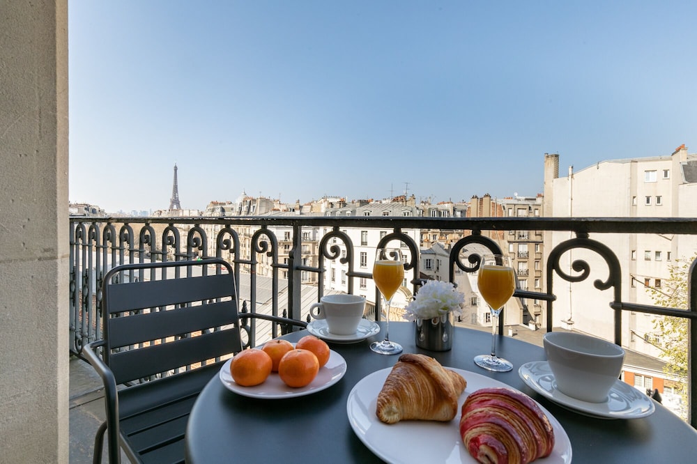 Classic Room Balcony - Eiffel View photo 3