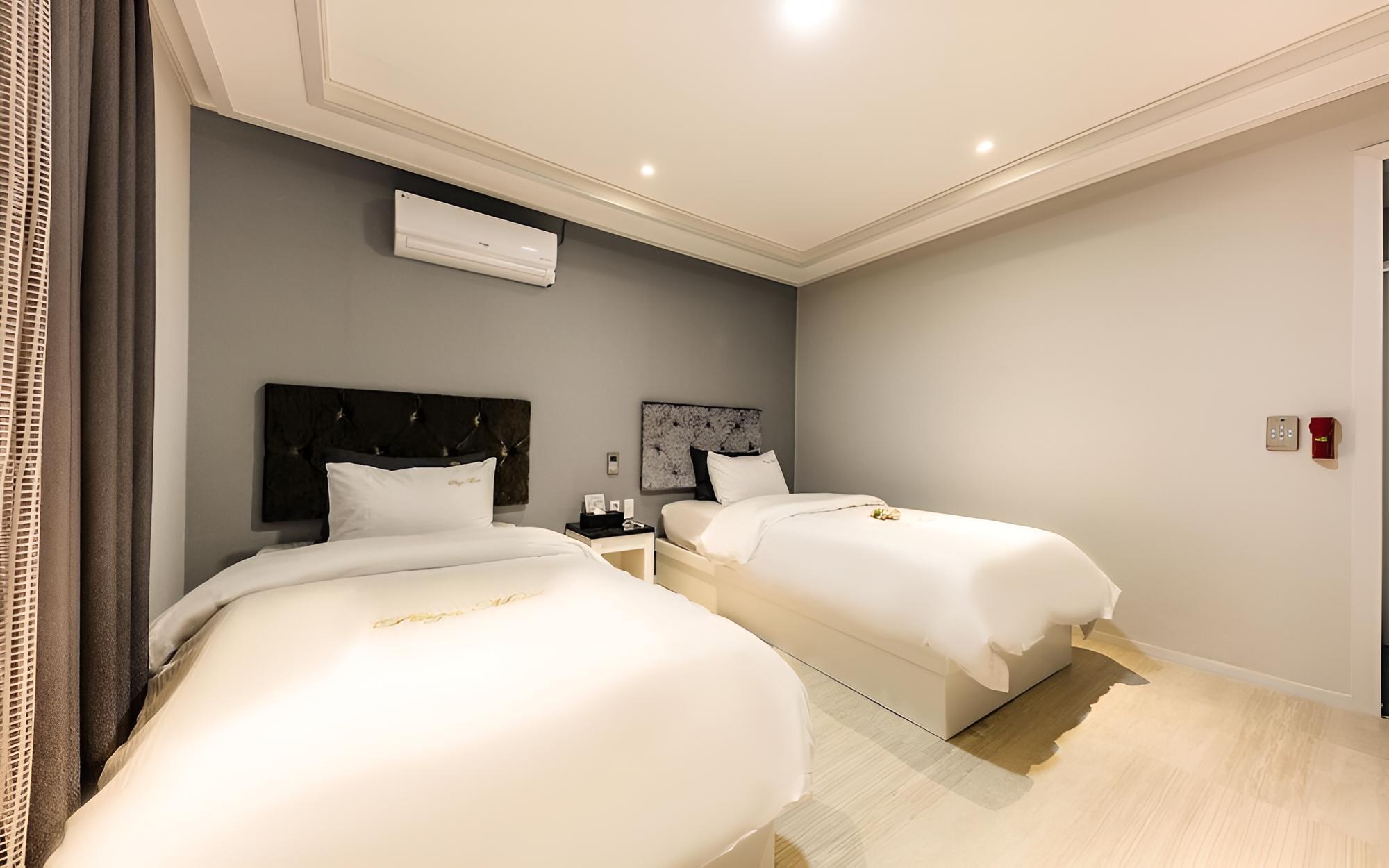 Room (Twin B-air purifier (Netflix personal) photo 2