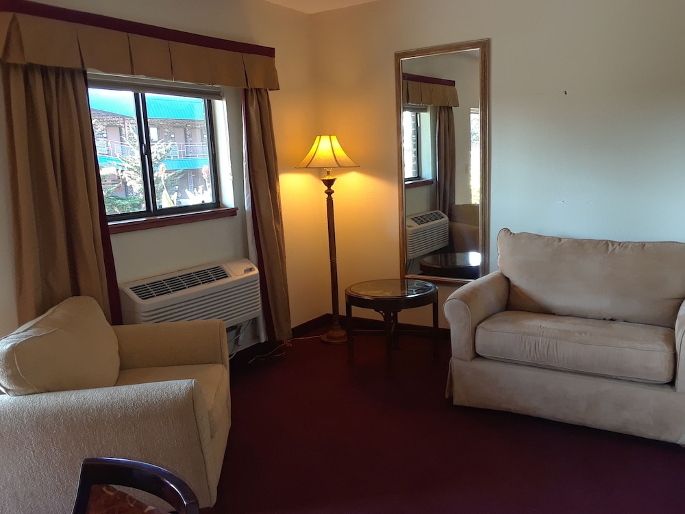 Suite, 1 King Bed with Sofa bed photo 3