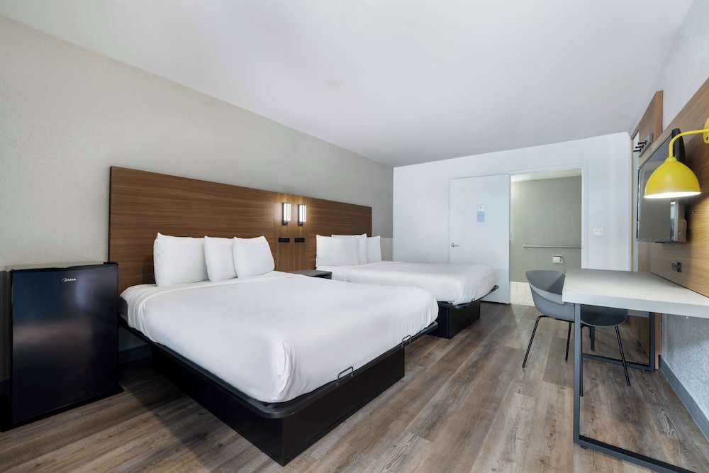 Standard Suite, 2 Queen Beds, Non Smoking photo 2
