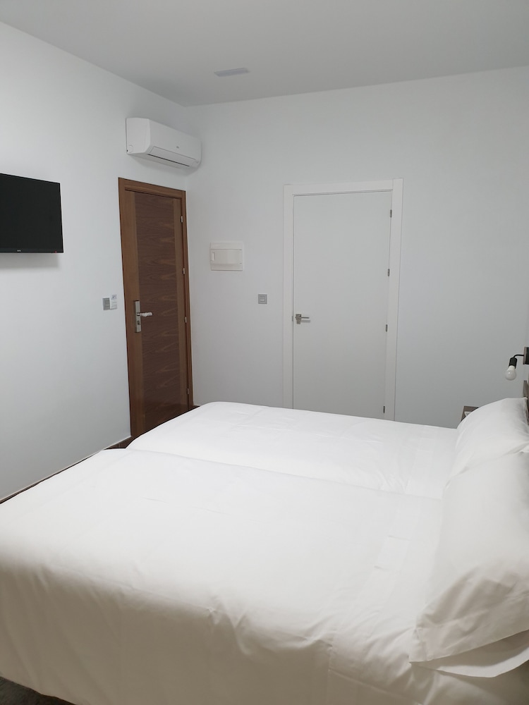 Standard Twin Room, Accessible (2) - Photo 3
