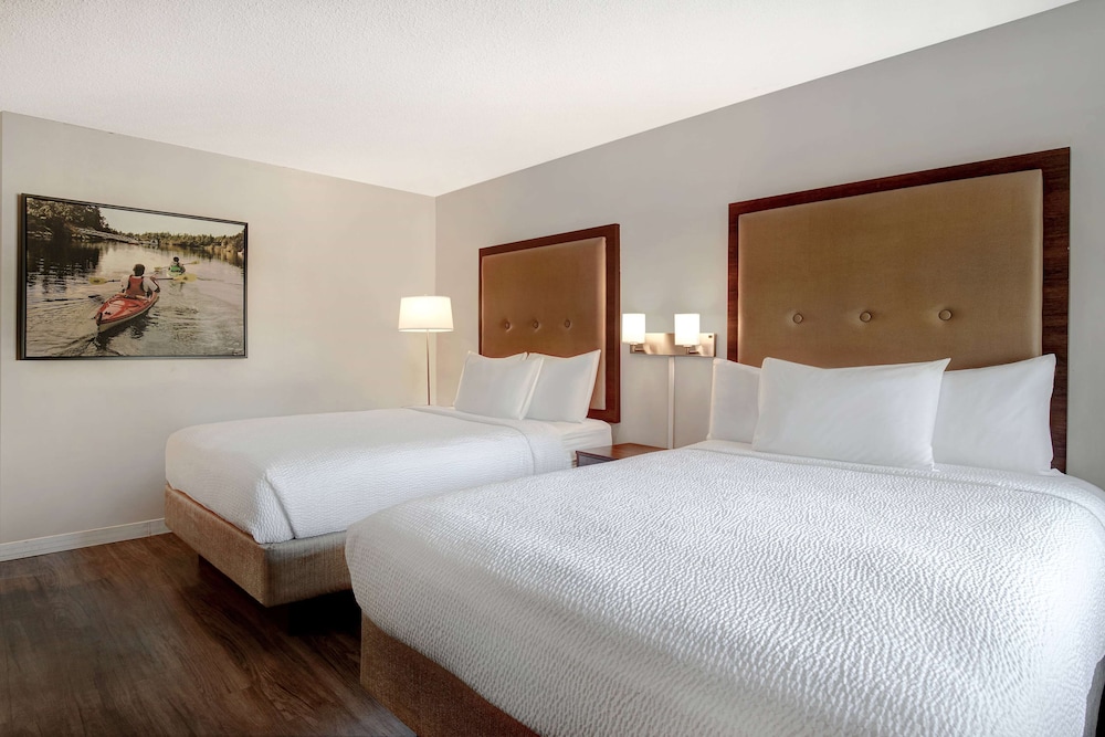 Upgraded, Room, Multiple Beds, Non Smoking - Photo 3