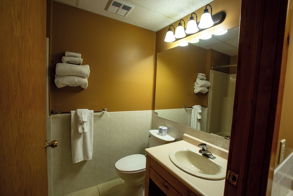 Pine Lodge, Standard 2 Queen Beds photo 3