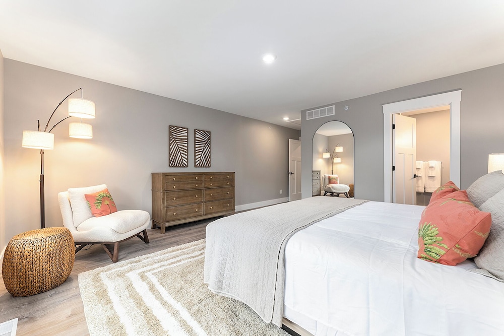 Business Condo, 2 Bedrooms, Balcony, Garden View