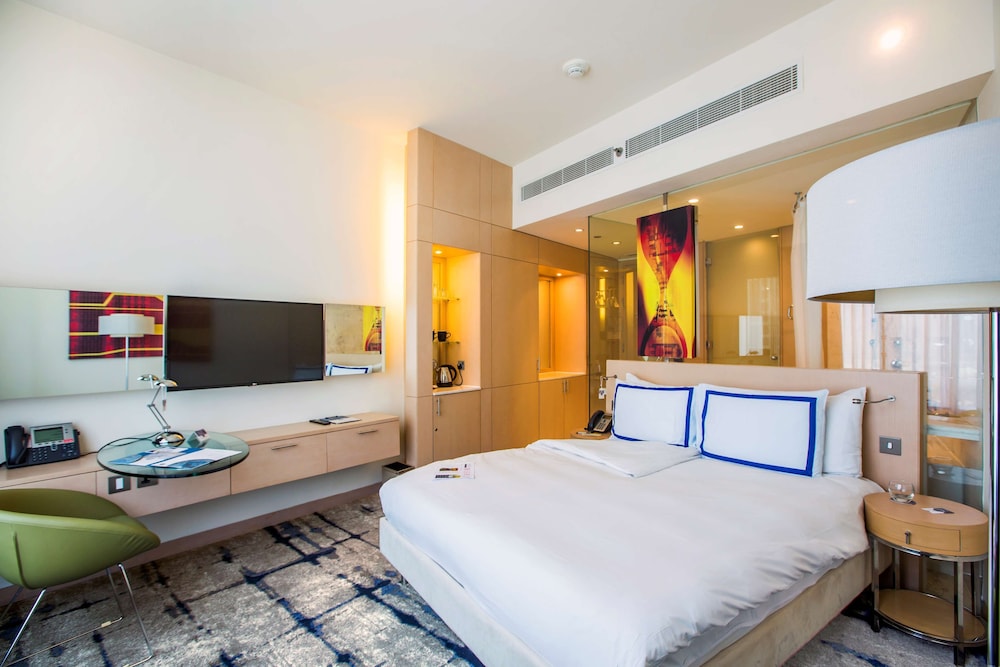 Standard Hip Room