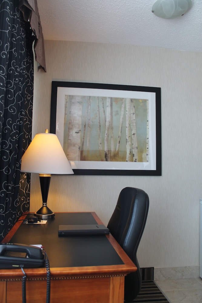 Executive Room, 1 King Bed, Non Smoking, Refrigerator & Microwave thumbnail 6