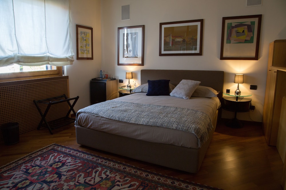 Standard Double Room, 1 Queen Bed, Shared Bathroom (204) photo 1