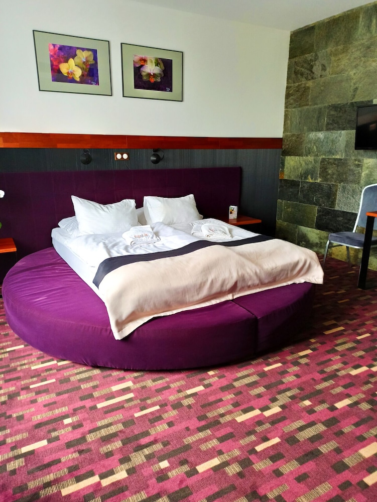 Honeymoon Studio Suite photo 1