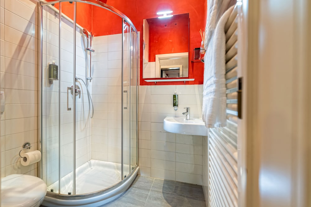 Luxury Suite, Ensuite photo 3