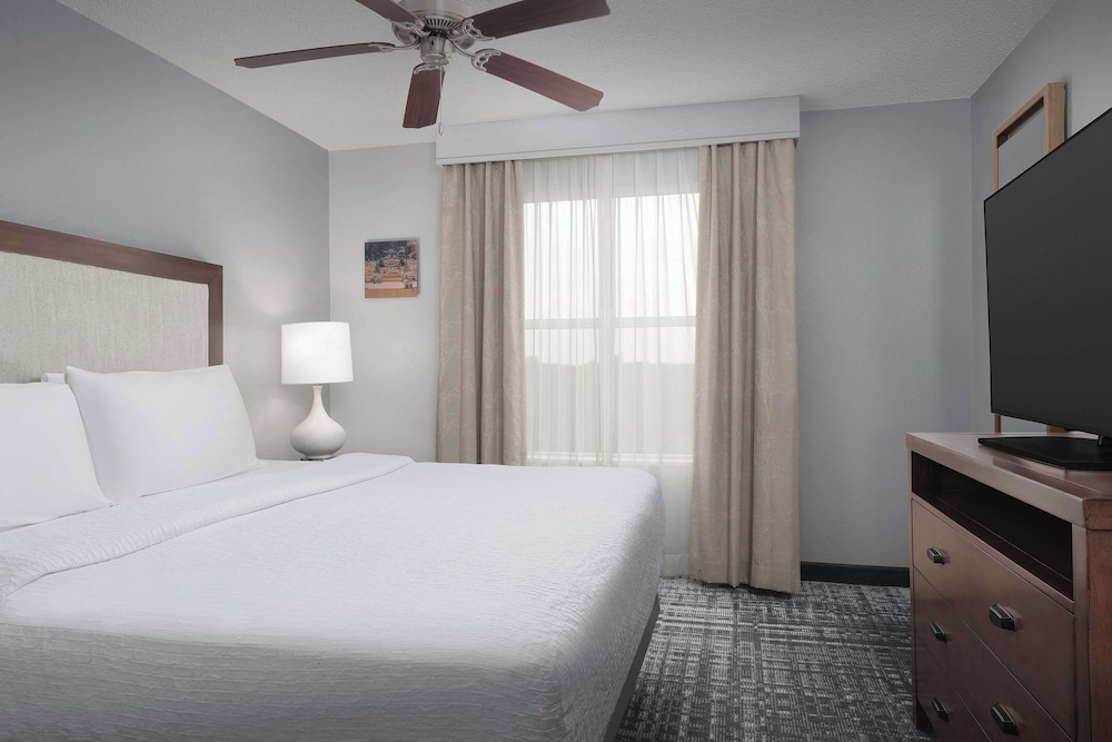 Suite, 1 King Bed - Photo 2