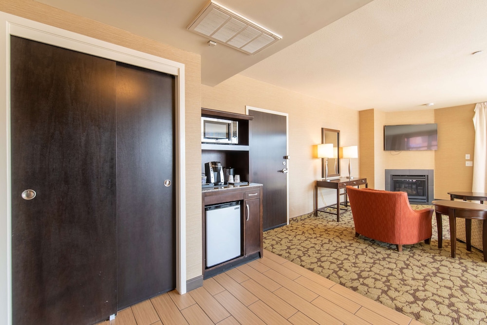 Junior Suite, 1 King Bed, Accessible - Photo 8