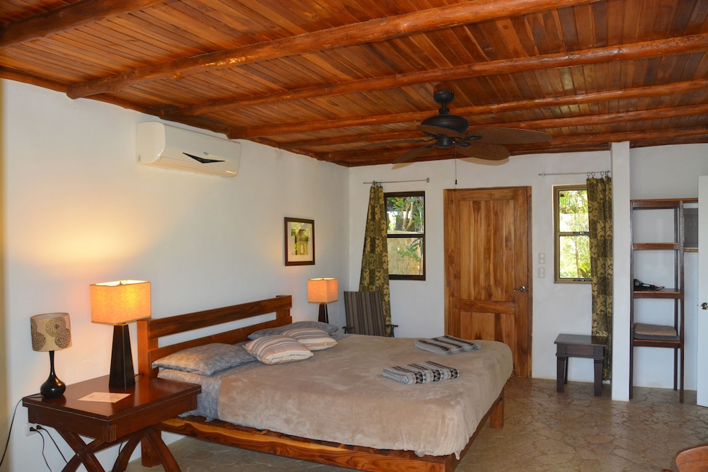 Premium Bungalow, 1 King Bed, Non Smoking, Mountain View photo 2