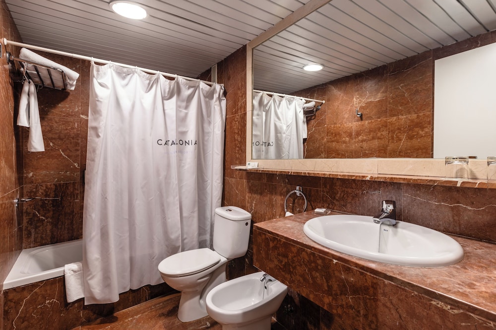 Premium Double Room Single Use (Jetted Tub Access) thumbnail 6