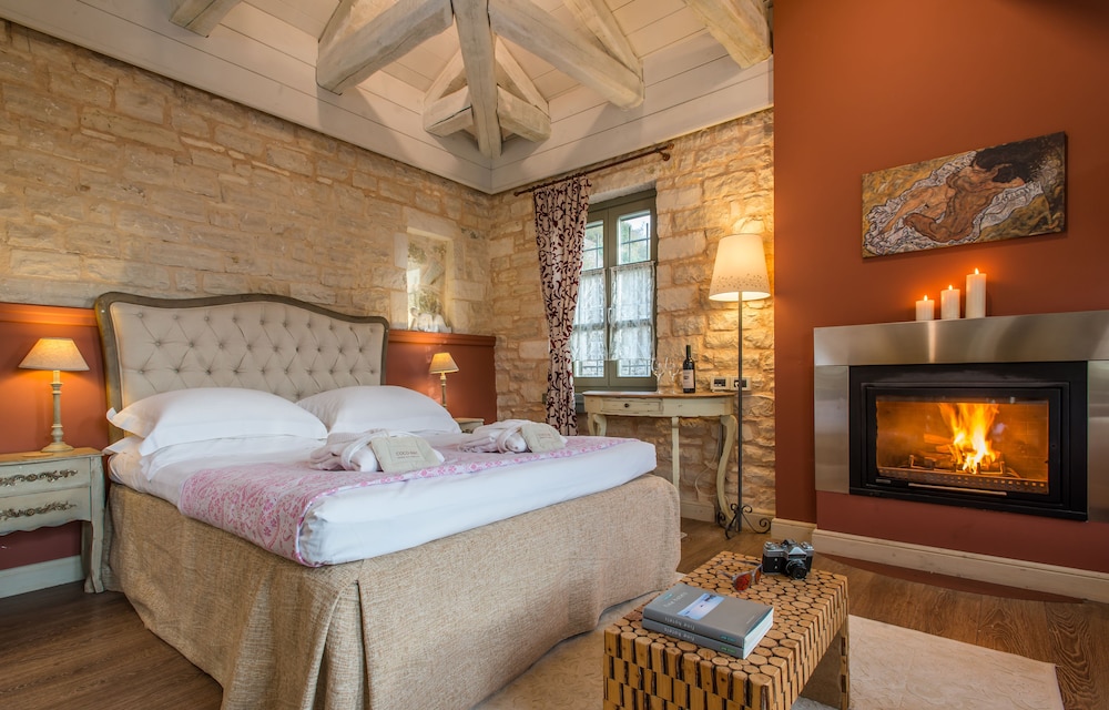 Premier Suite, Fireplace, Mountain View (Love) photo 1