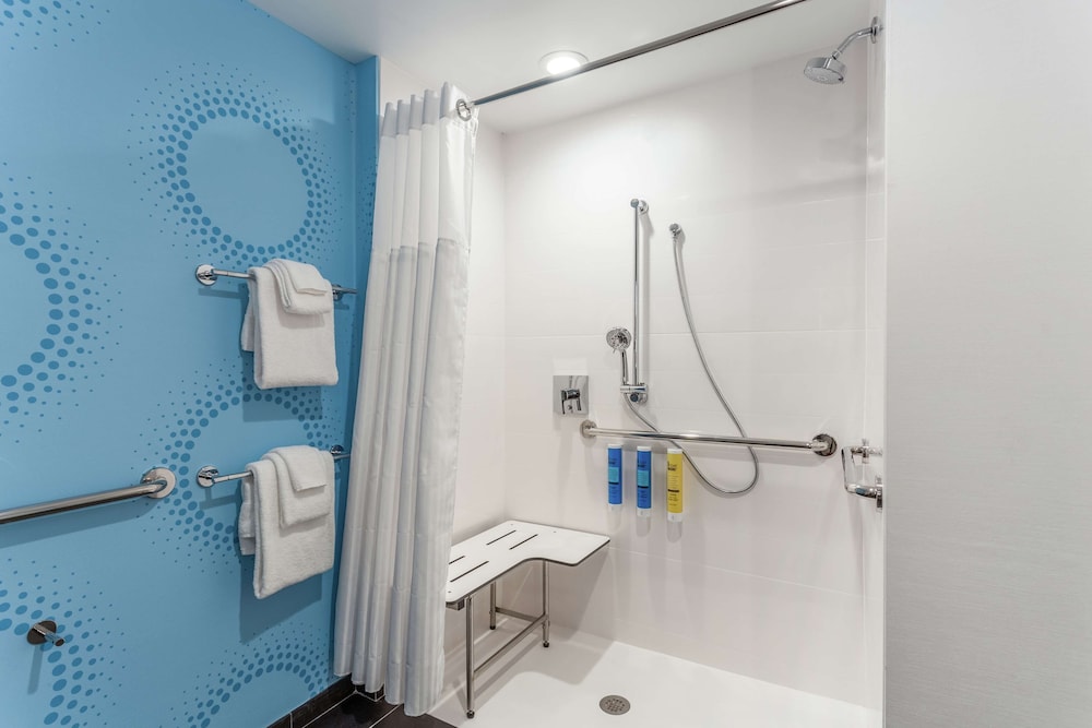 Room, 1 King Bed, Accessible (Hearing) - Photo 4