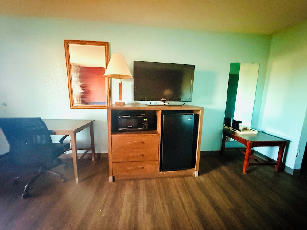 Economy Room, 1 King Bed photo 3