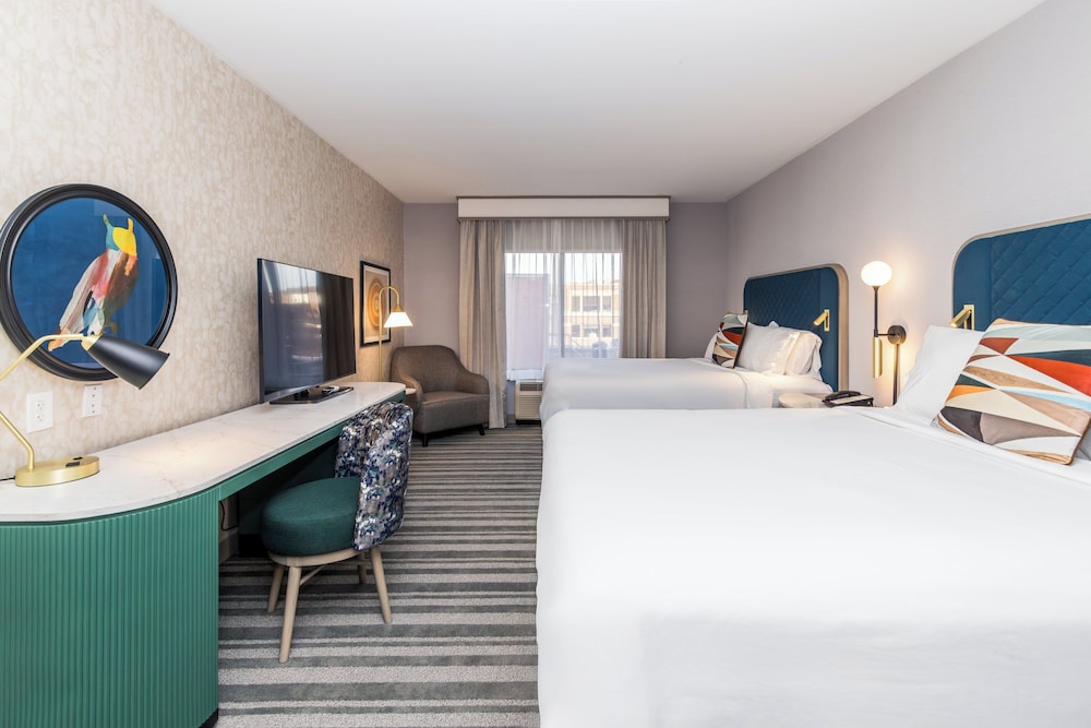 Standard Room, 2 Queen Beds, Roll-in Shower (Communications) photo 3
