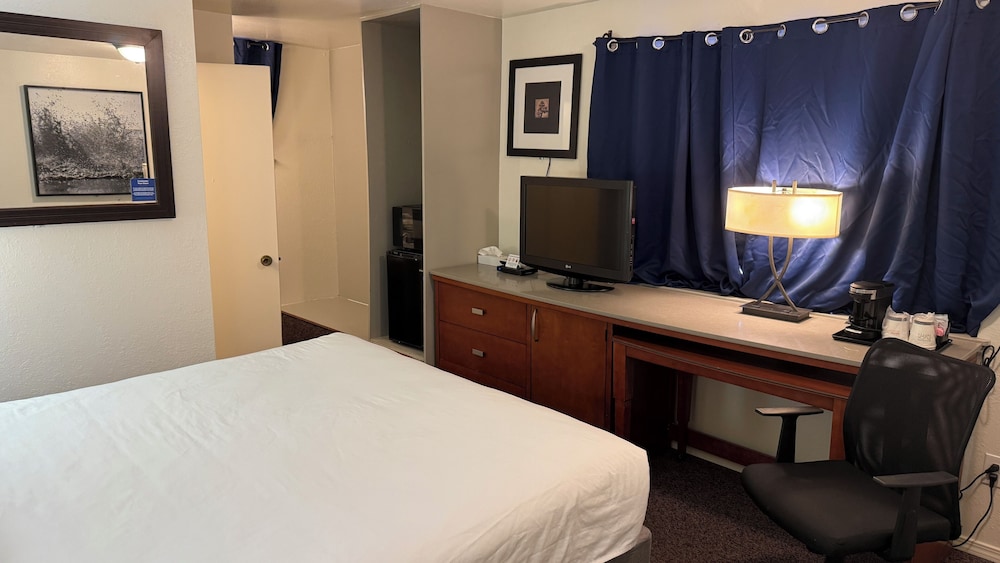 Signature Room, 1 King Bed, Non Smoking photo 2