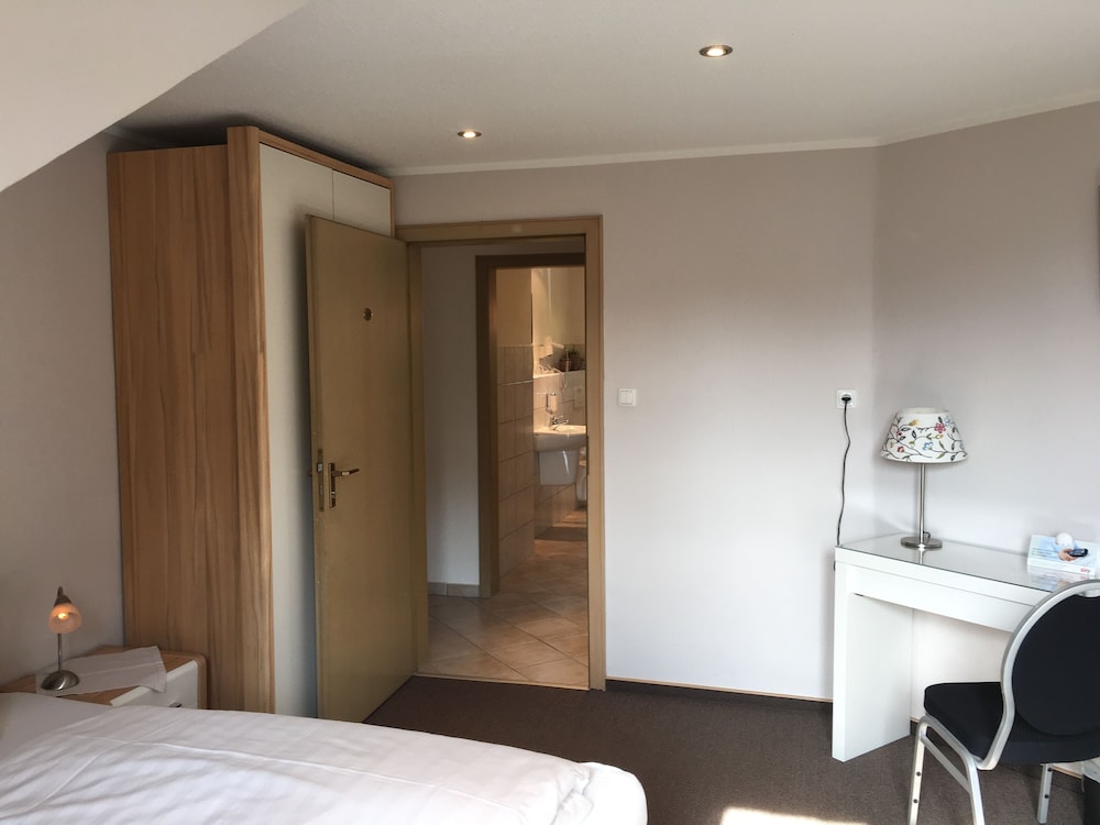 Economy Room, 1 Double Bed, Non Smoking photo 2