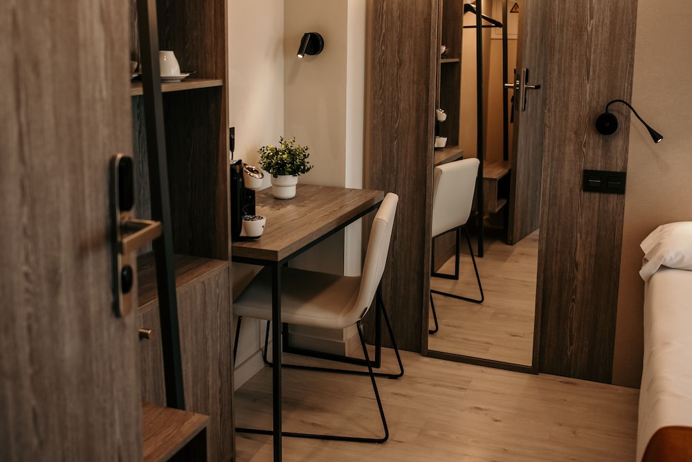 Room - Photo 5