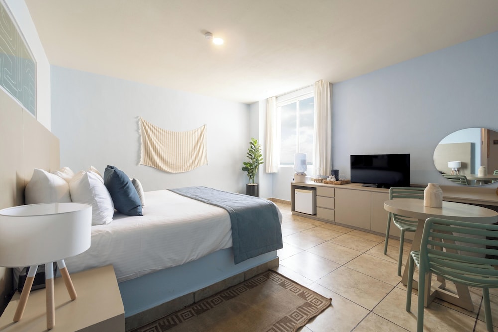 Standard Room, 1 King Bed - Photo 2