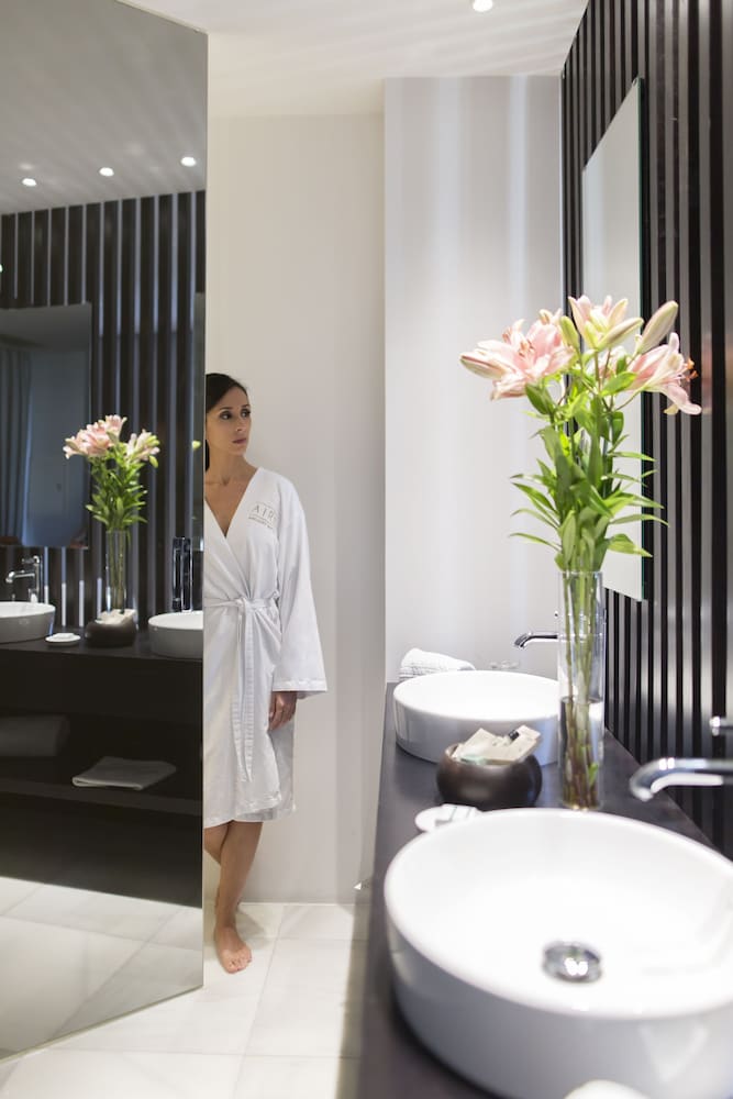 Suite, Bathtub with Square view - Photo 6