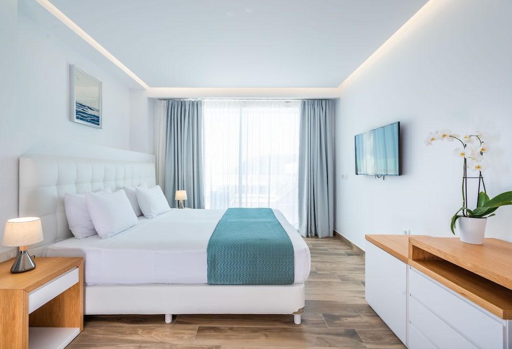 Junior Suite, 2 Twin Beds, Jetted Tub, Sea View photo 2