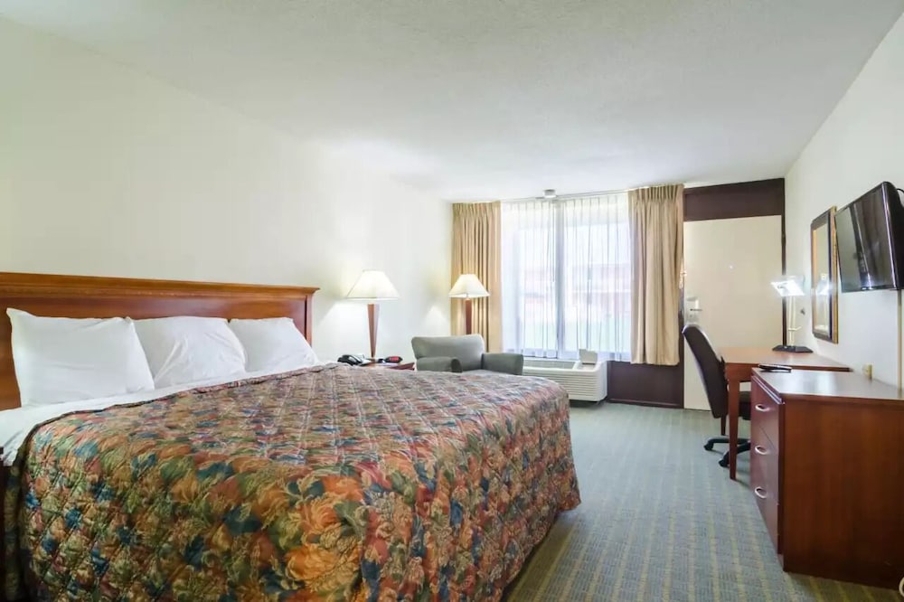 Room, 1 King Bed, Accessible Bathtub, Non Smoking - Photo 3