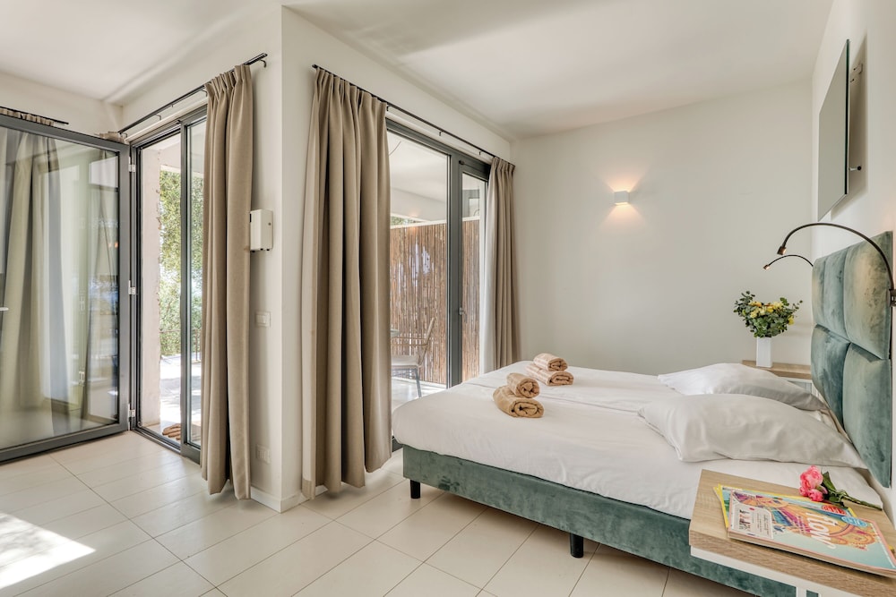 Luxury House, Multiple Bedrooms, Sea Facing (Boutique Pool Apt. Balzi Rossi - Roma)
