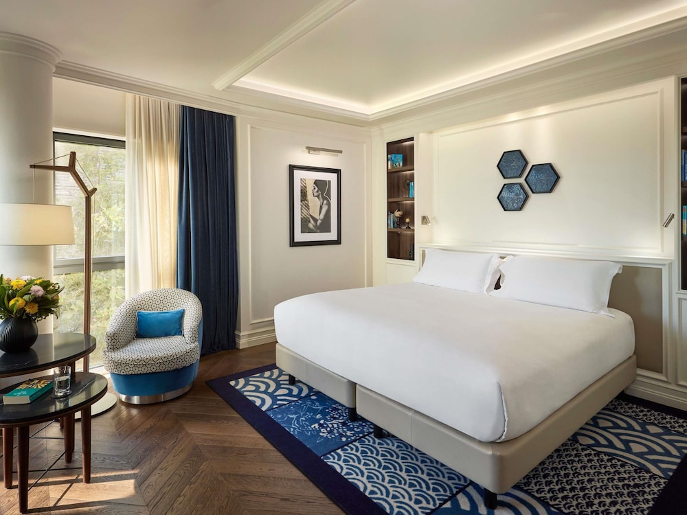 Premium King Room with One King Bed (Non Smoking) thumbnail 6