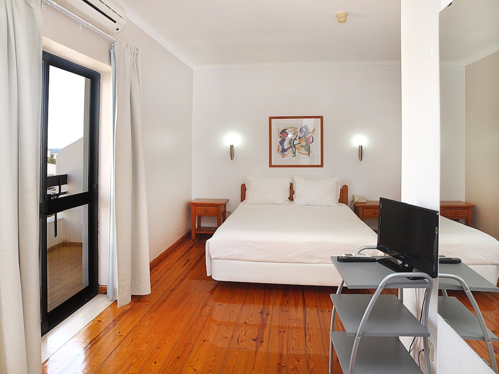 Standard Twin Room, Non Smoking - Photo 4