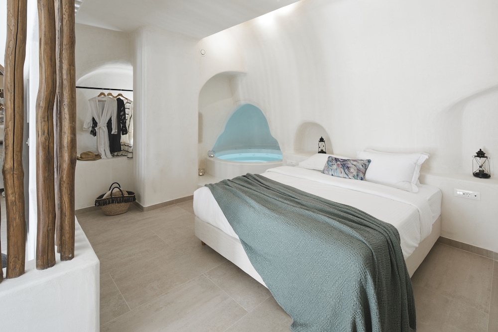 Deluxe Queen Suite with indoor Hot Tub - Photo 16