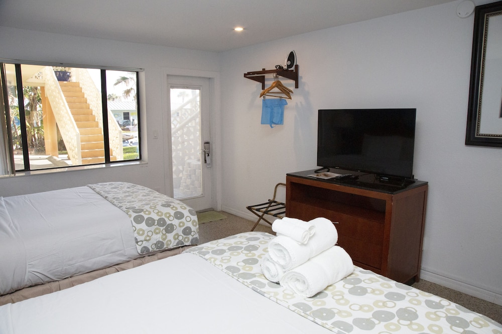 Courtyard Two Queen Beds - Photo 4
