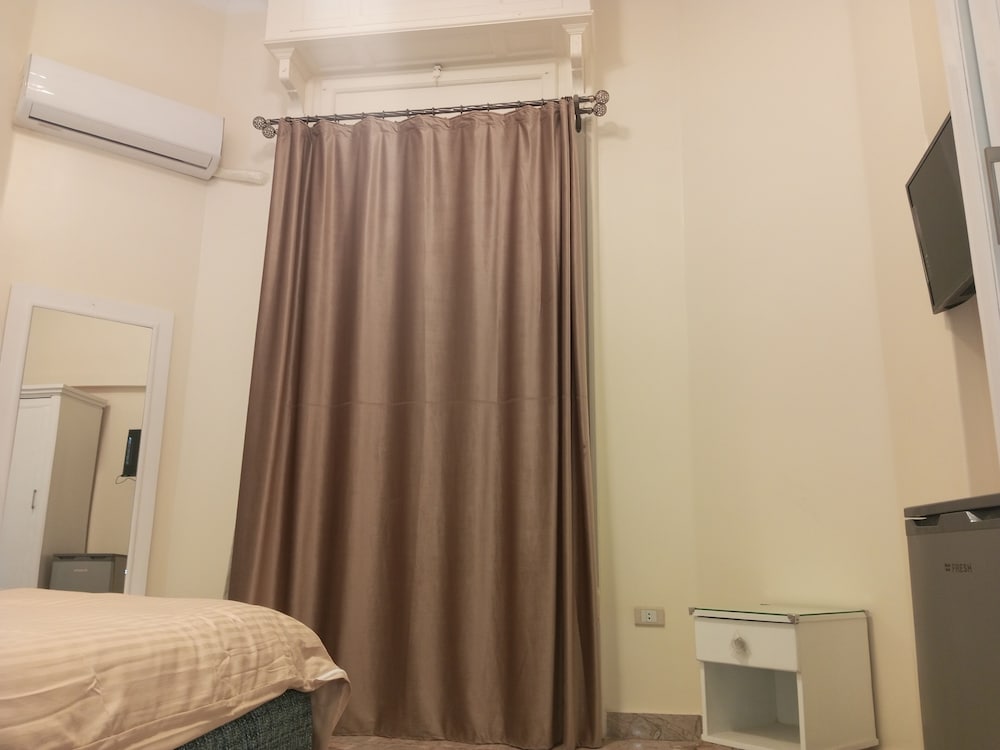 Double Room, 1 Double Bed, Private Bathroom - Photo 1