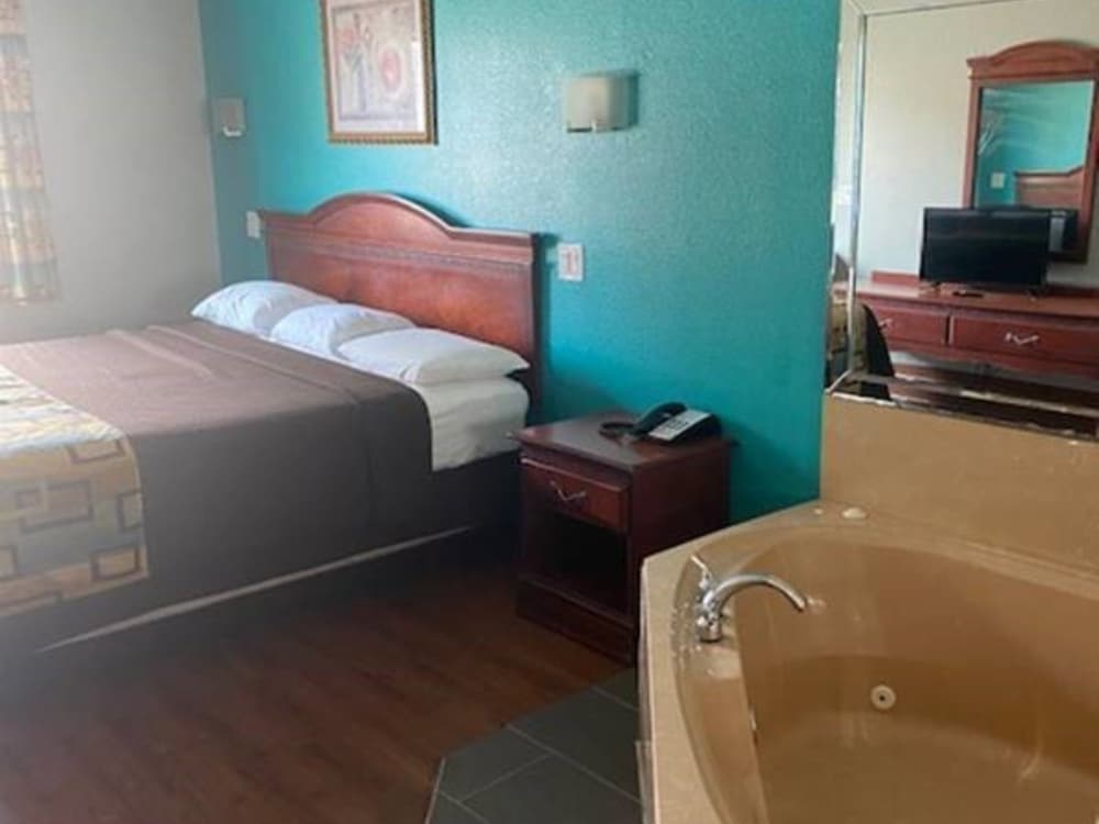 Room, 1 King Bed, Smoking, Jetted Tub - Photo 1
