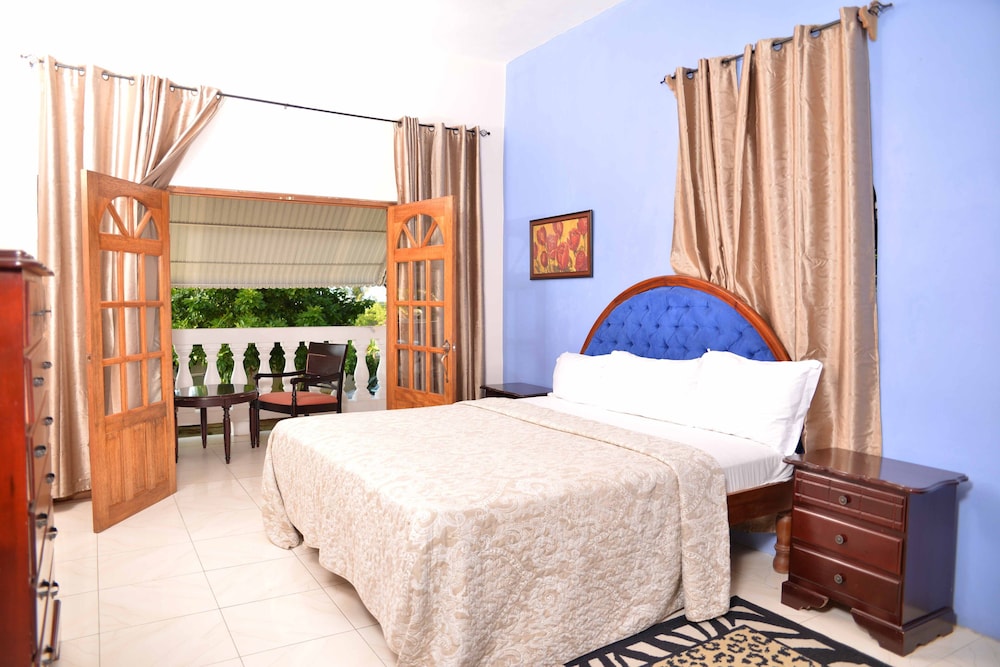 Standard Single Room, 1 King Bed, Ocean View photo 2