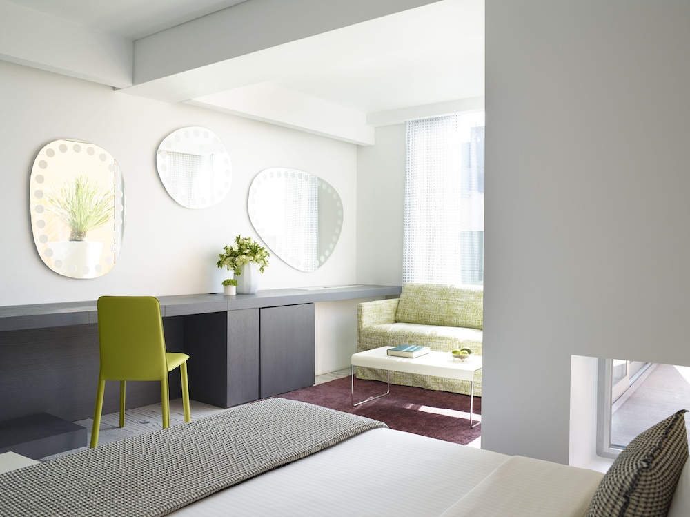 Executive Room thumbnail 5
