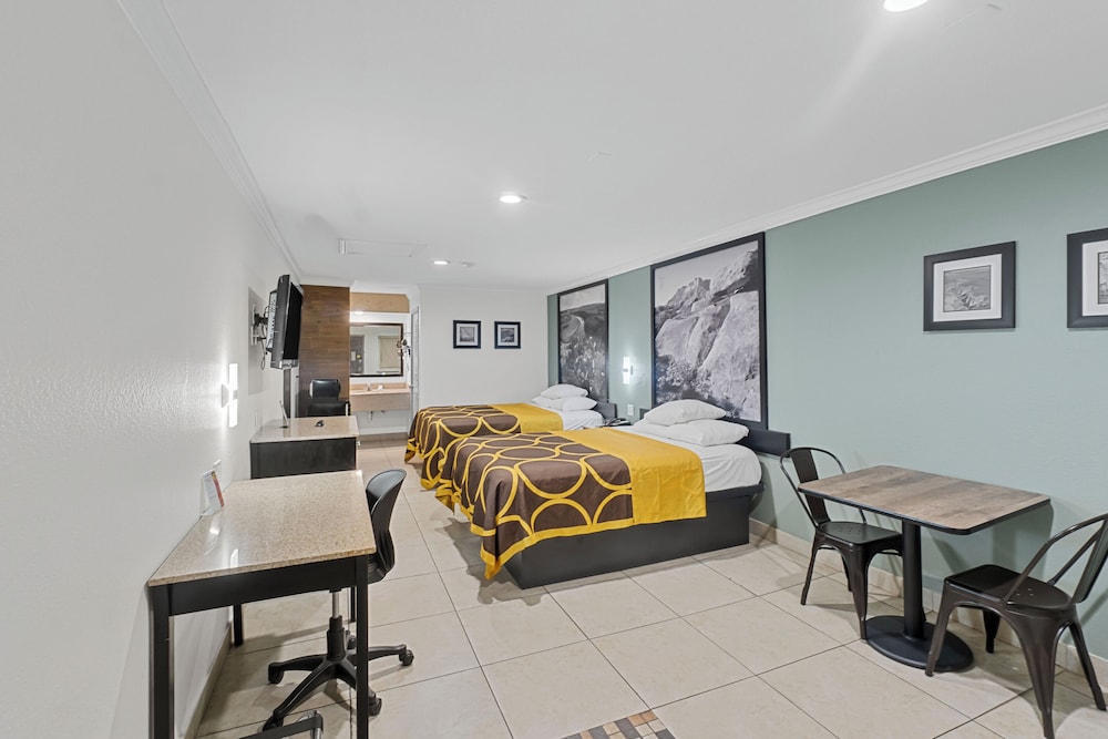 Standard Room, 2 Queen Beds, Non Smoking - Photo 7