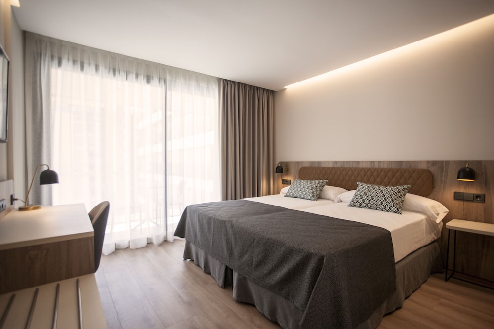 Double Room, Balcony, Pool View - Photo 1