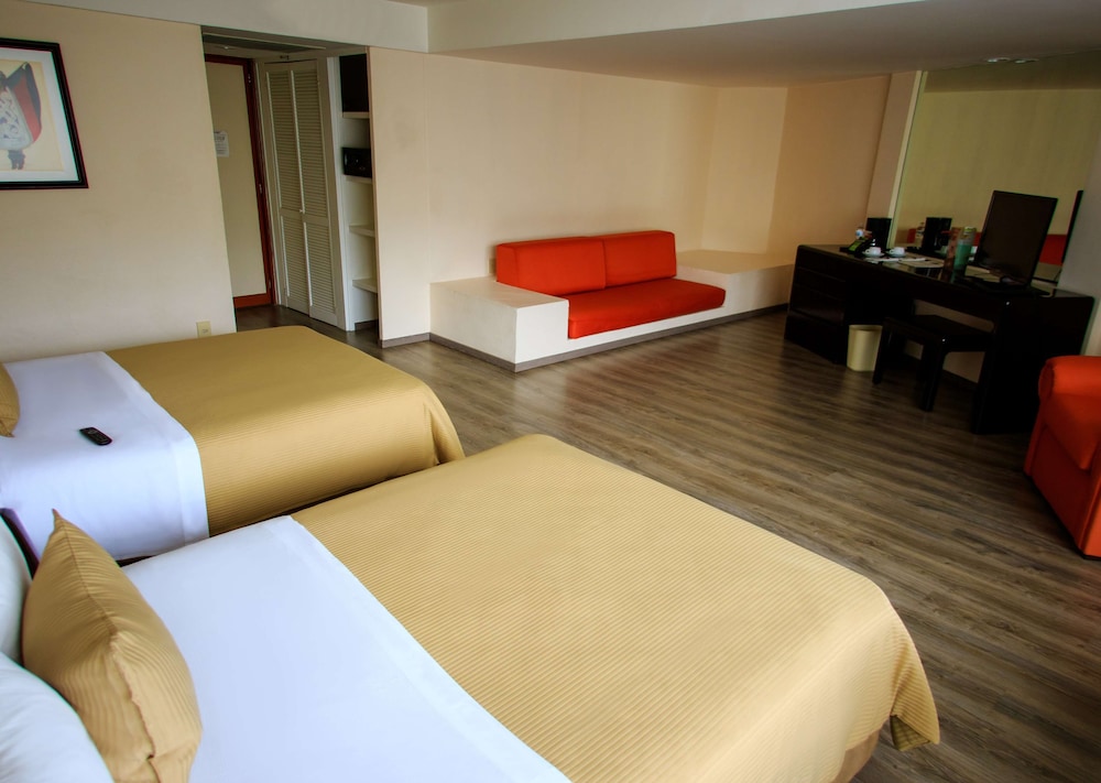 Junior Suite, 2 Queen Beds, Non Smoking - Photo 1