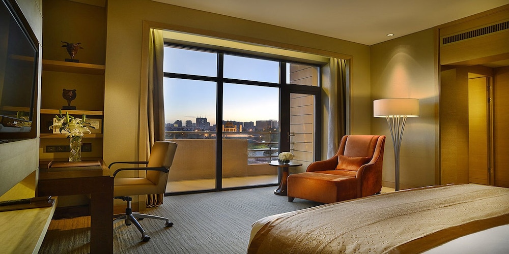 Premium Room, 1 King Bed, Balcony (Lounge Access)